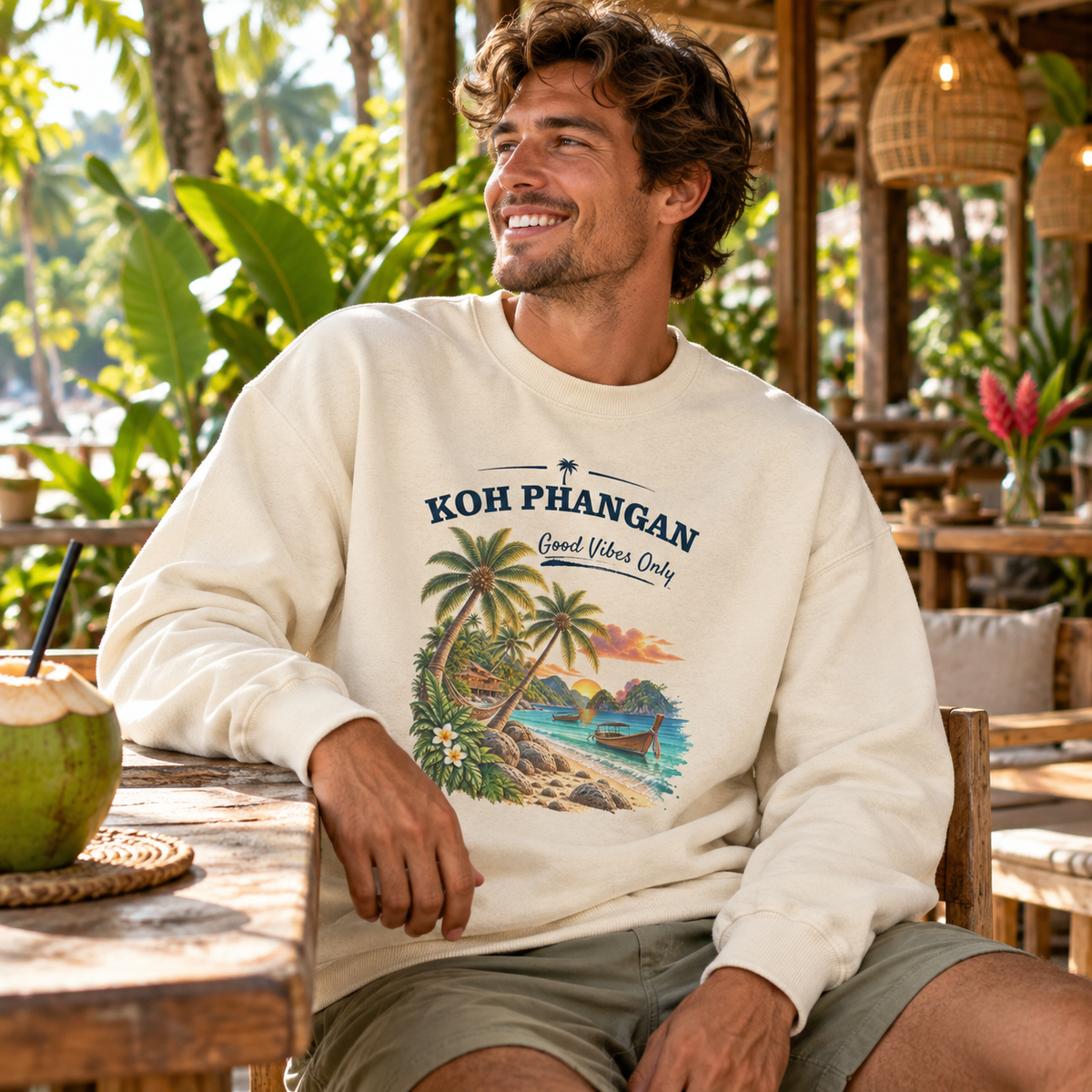 Koh Phangan Good Vibes Only – Bio Oversize Sweatshirt – Frontprint – Lifestylebild 1 in thailändischer Reise- und Alltagsszene