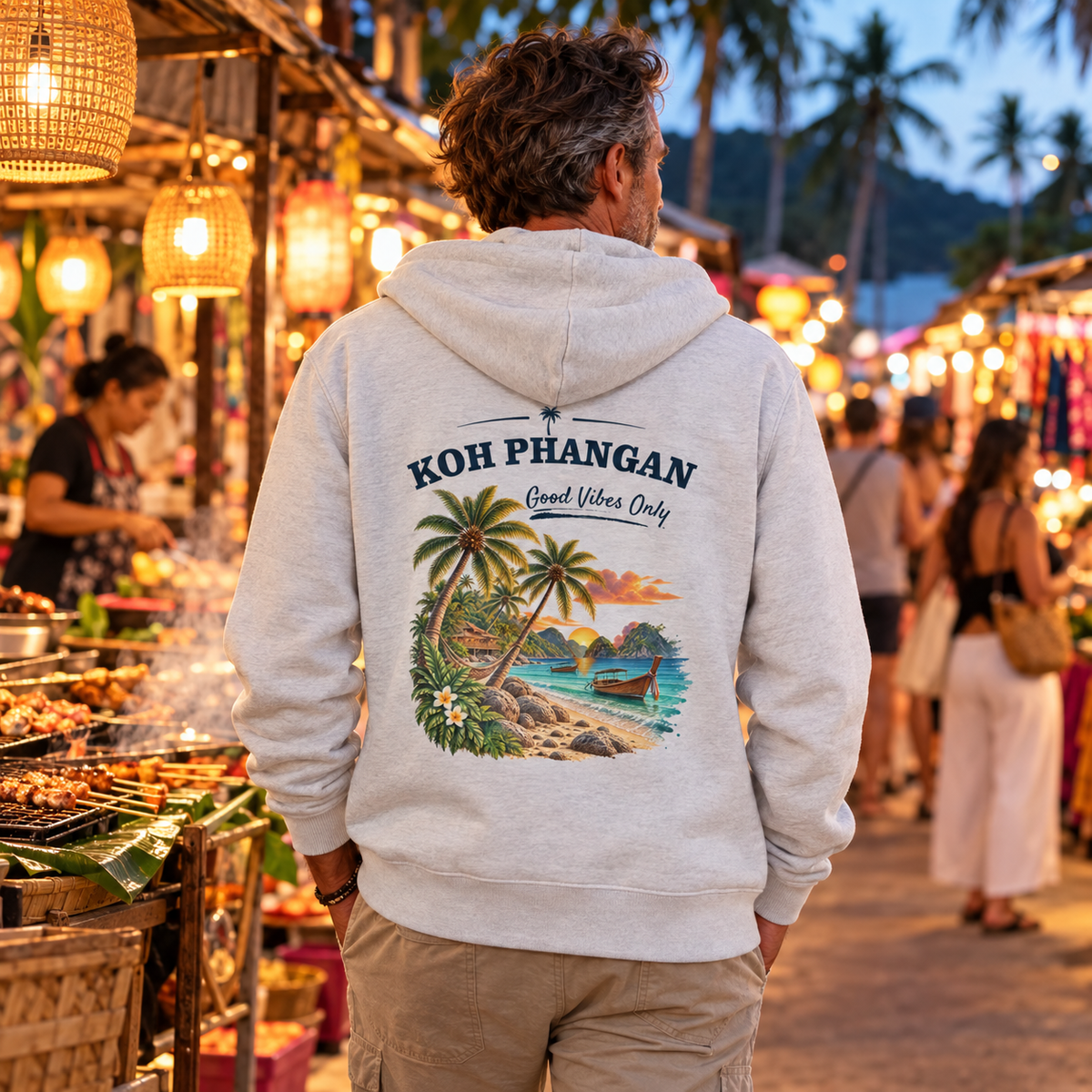 Koh Phangan Good Vibes Only – Bio Zipper – Backprint – Lifestylebild 2 in thailändischer Reise- und Alltagsszene
