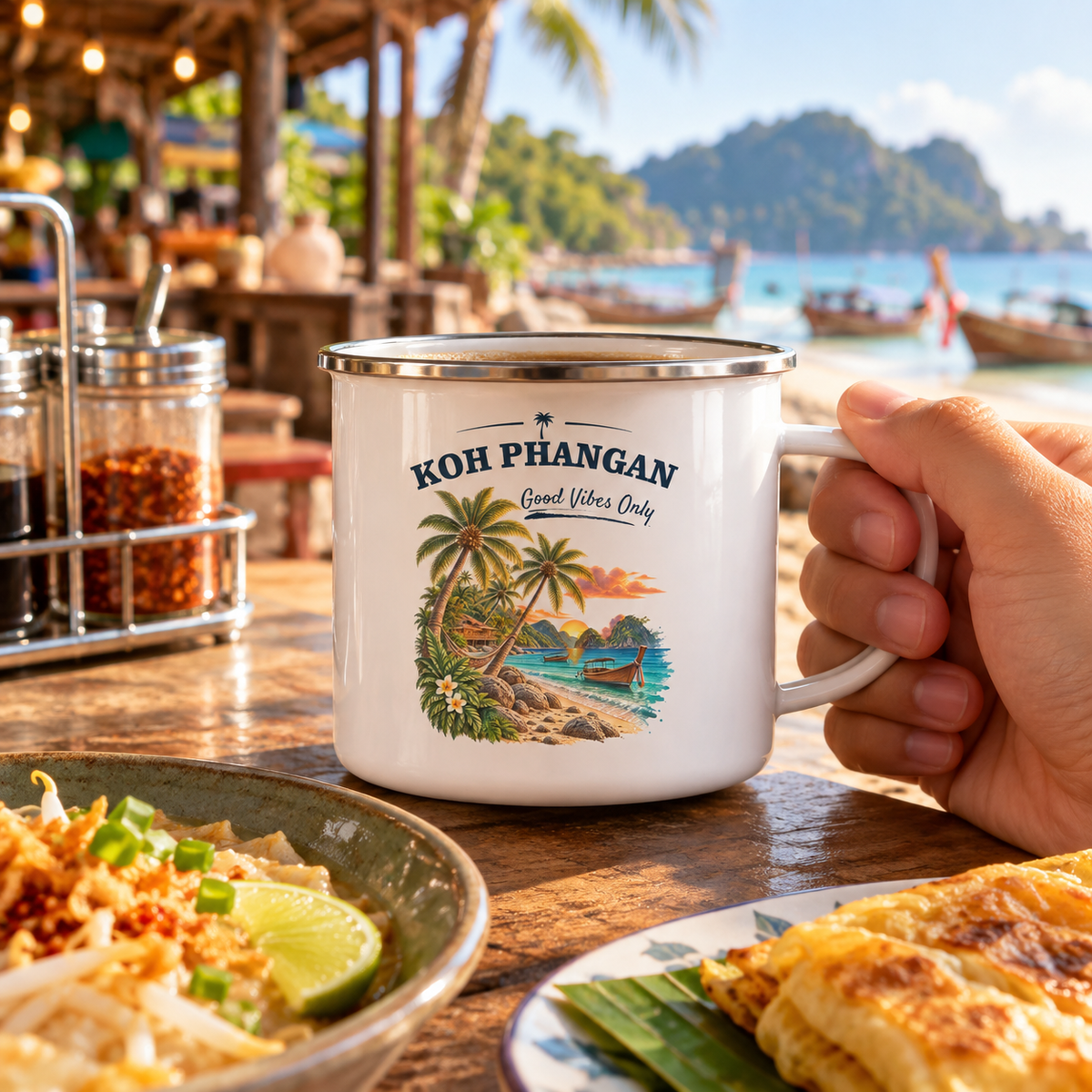 Koh Phangan Good Vibes Only – Emaille-Tasse 300 ml – Lifestylebild 1 in thailändischer Reise- und Alltagsszene
