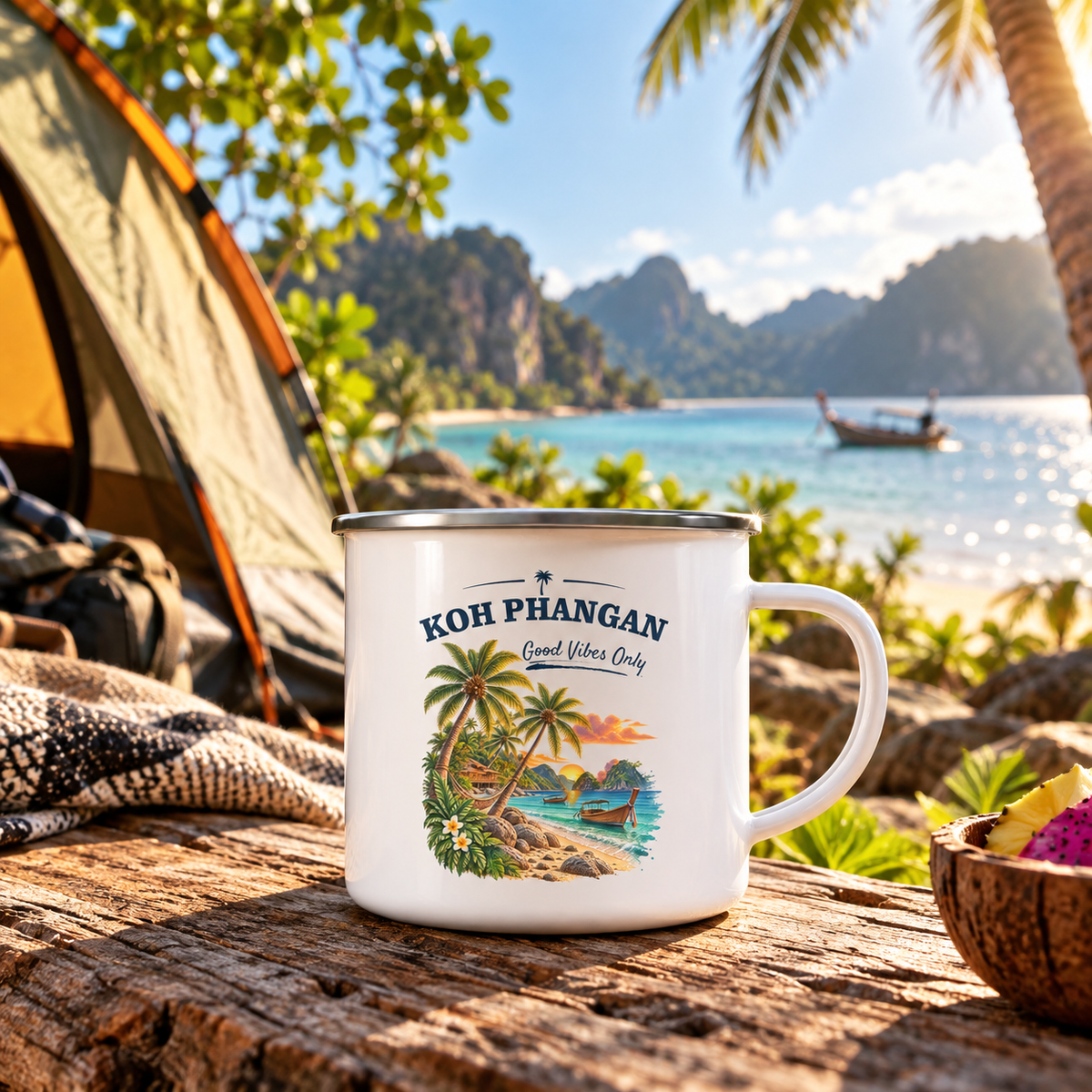 Koh Phangan Good Vibes Only – Emaille-Tasse 300 ml – Lifestylebild 2 in thailändischer Reise- und Alltagsszene