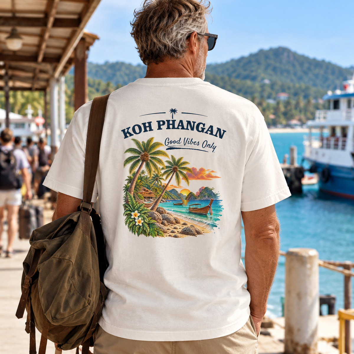 Koh Phangan Good Vibes Only – Bio Heavy T-Shirt – Backprint – Lifestylebild 2 in thailändischer Reise- und Alltagsszene