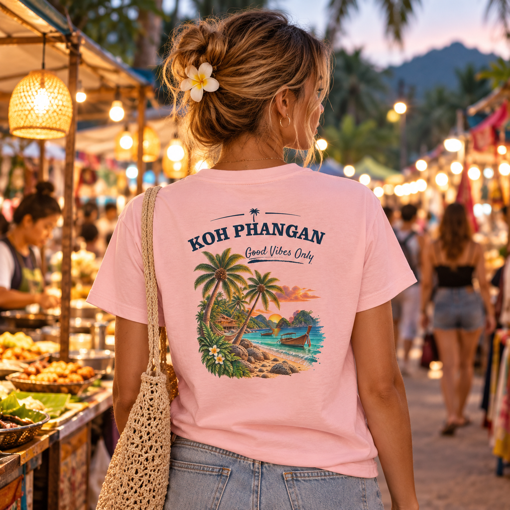 Koh Phangan Good Vibes Only – Damen Bio T-Shirt – Backprint – Lifestylebild 2 in thailändischer Reise- und Alltagsszene