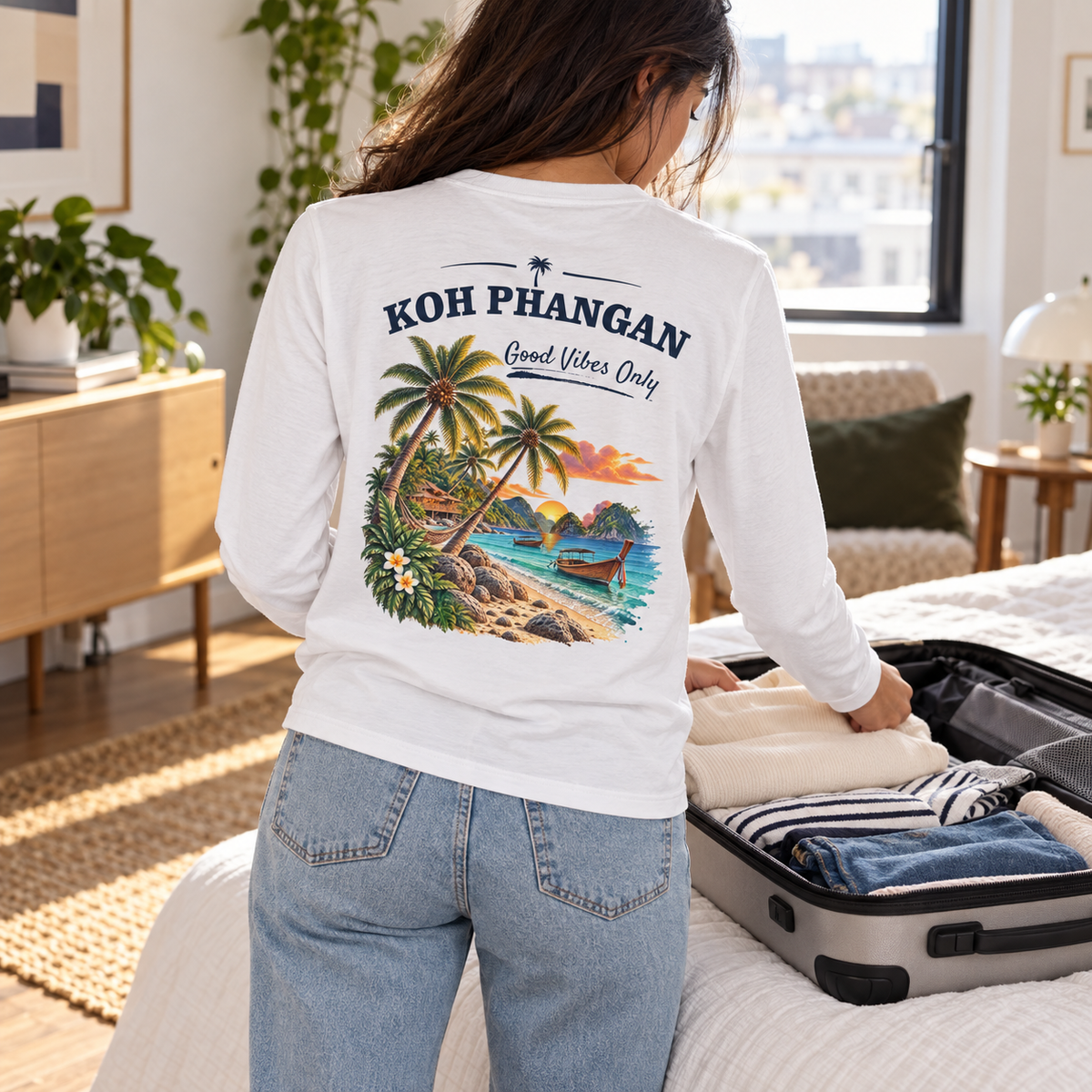 Damen Bio Longsleeve T-Shirt mit Koh Phangan Good Vibes Only Backprint in Reisevorbereitung mit Gepäck