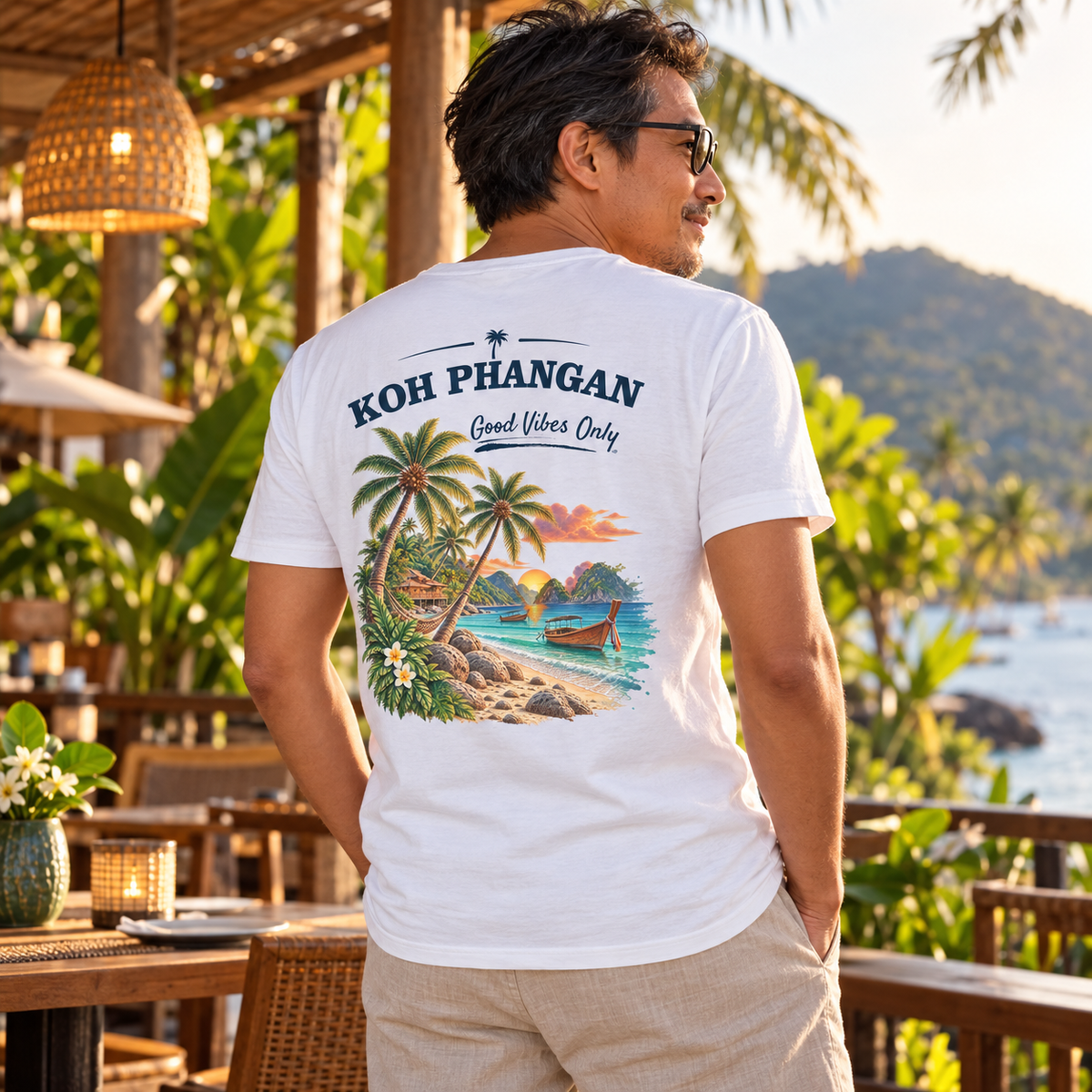 Herren Bio V-Neck T-Shirt mit Koh Phangan Good Vibes Only Backprint in thailändische Uferpromenade
