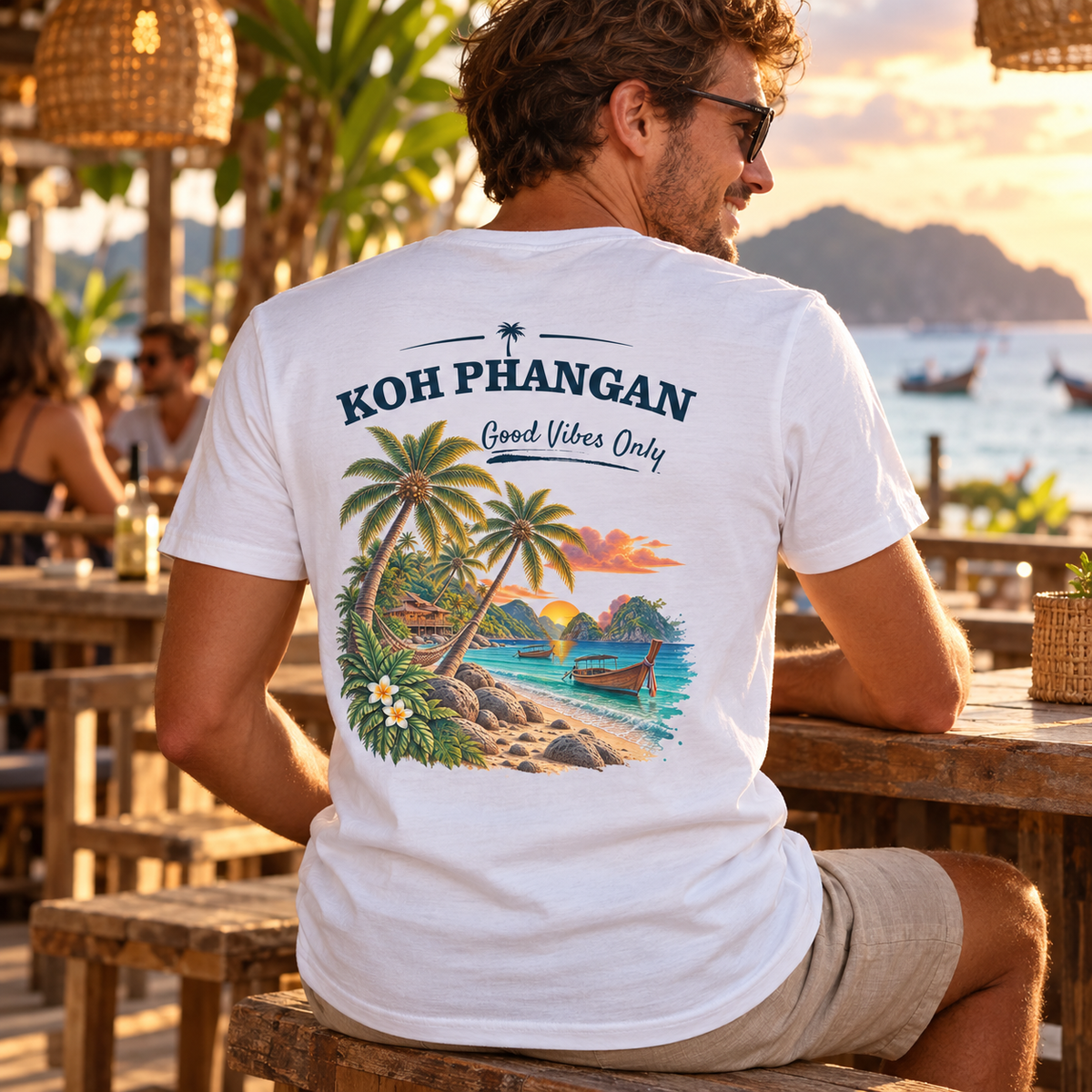 Herren Bio V-Neck T-Shirt mit Koh Phangan Good Vibes Only Backprint in einer tropischen Reiseszene