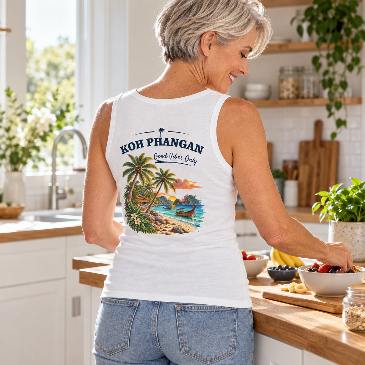 Damen Bio Tank Top mit Koh Phangan Good Vibes Only Backprint in Küche vor der Reise