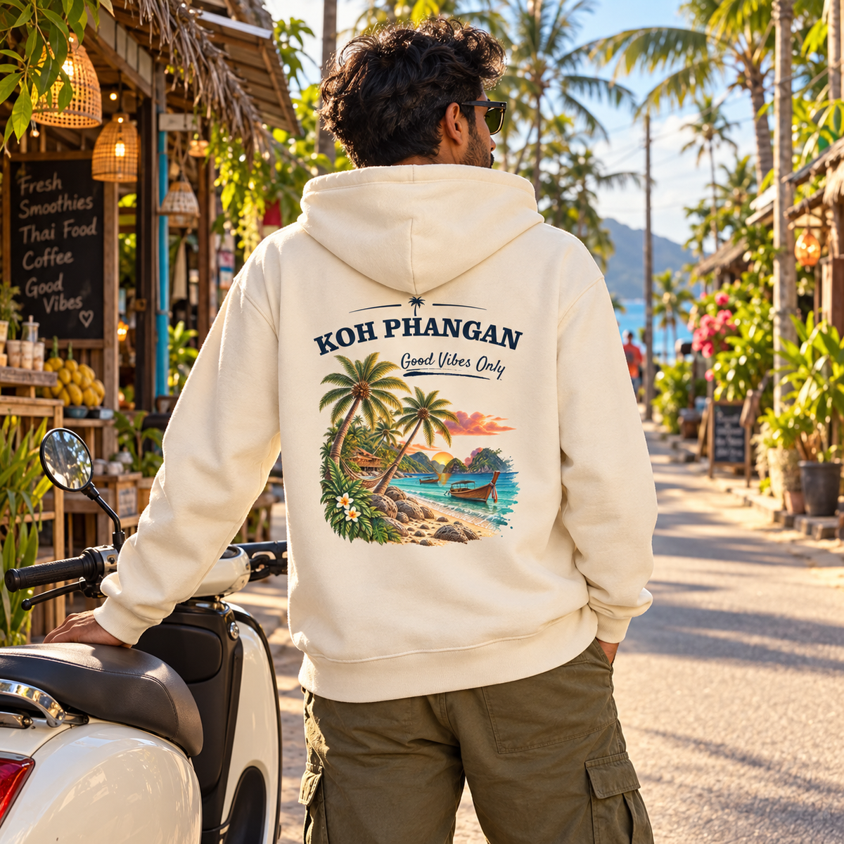 Bio Hoodie mit Koh Phangan Good Vibes Only Backprint in thailändische Marktstraße
