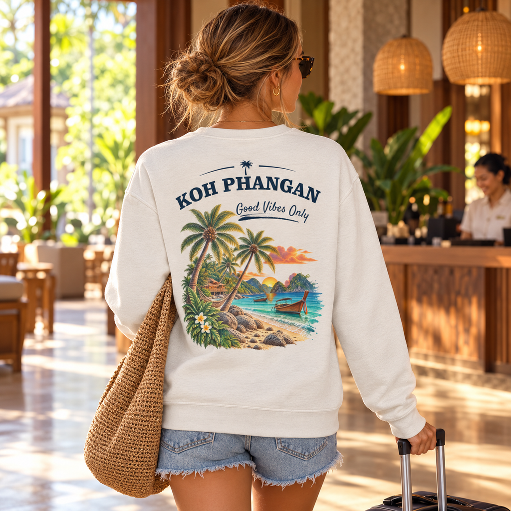 Bio Unisex Sweatshirt mit Koh Phangan Good Vibes Only Backprint in einer tropischen Reiseszene