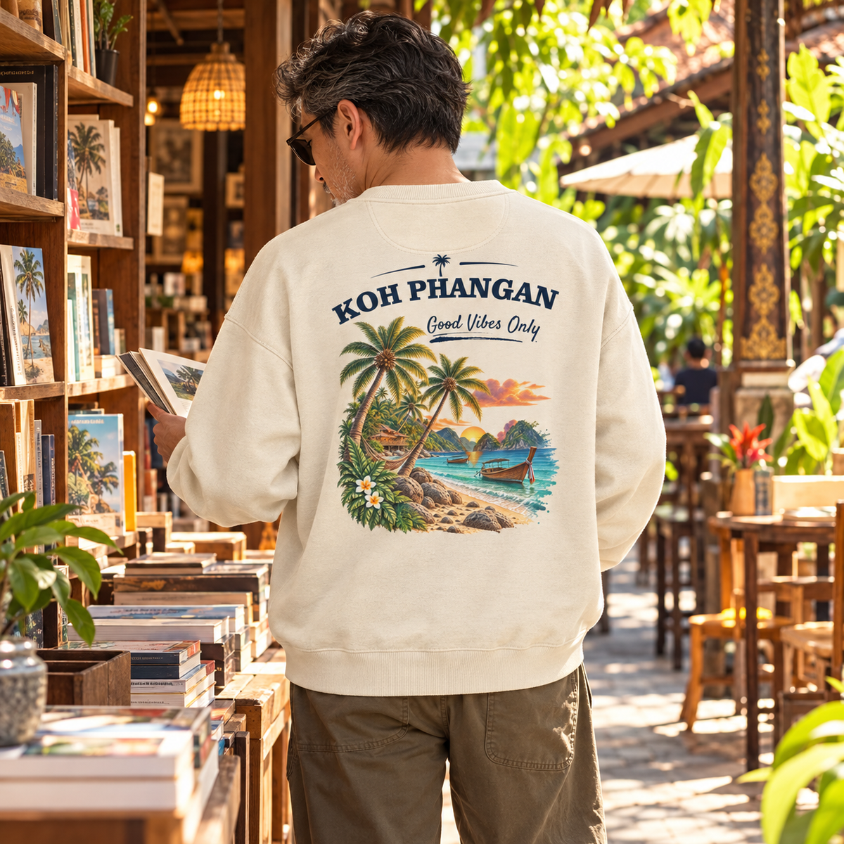 Bio Oversize Sweatshirt mit Koh Phangan Good Vibes Only Backprint in Thai Gartencafé