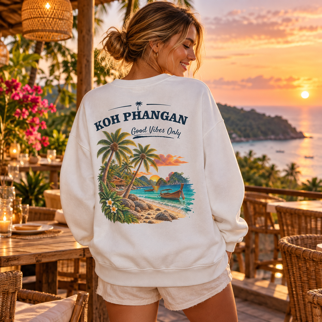 Bio Oversize Sweatshirt mit Koh Phangan Good Vibes Only Backprint in einer tropischen Reiseszene
