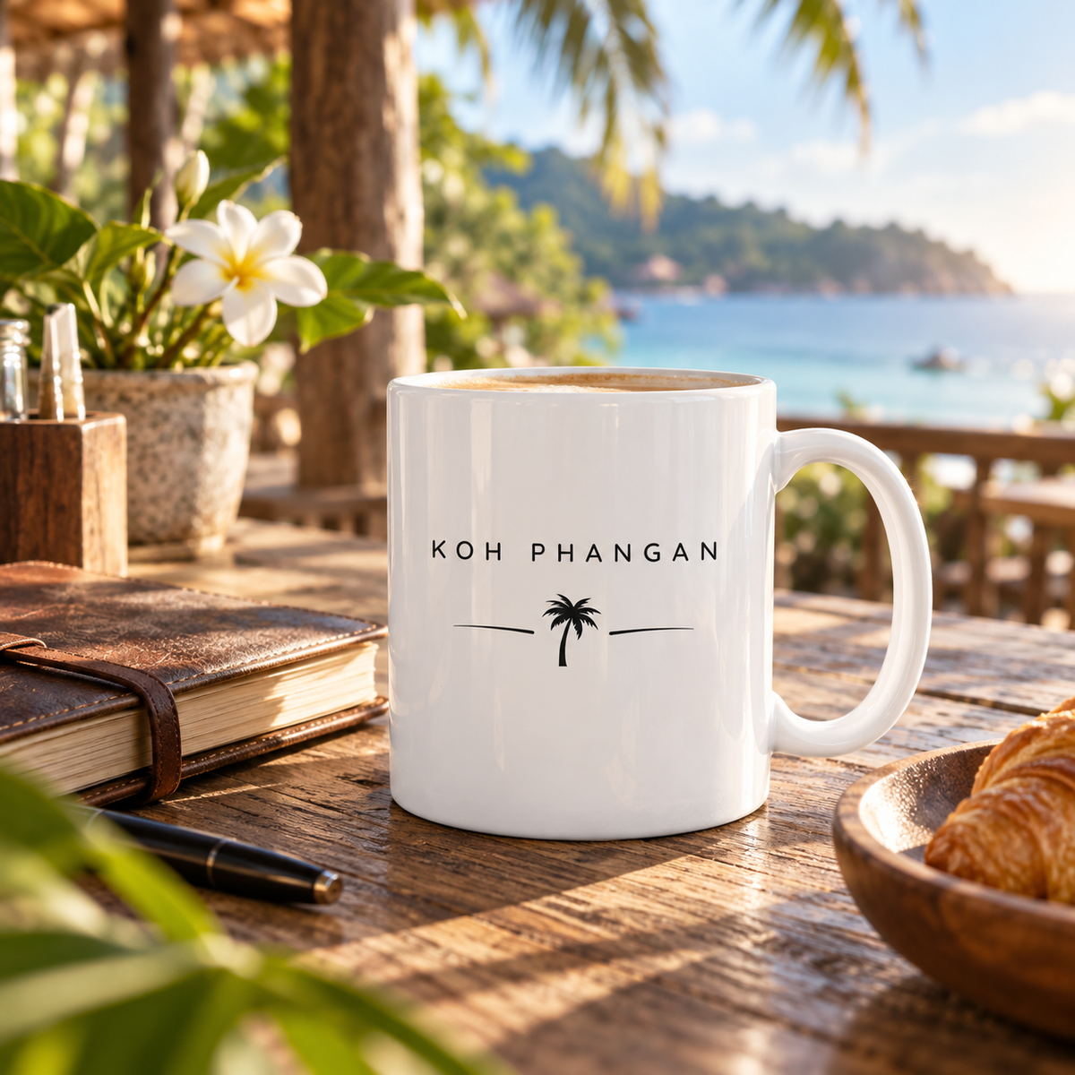Keramiktasse mit Koh Phangan Minimal Palm Motiv auf einem hellen Reisetisch