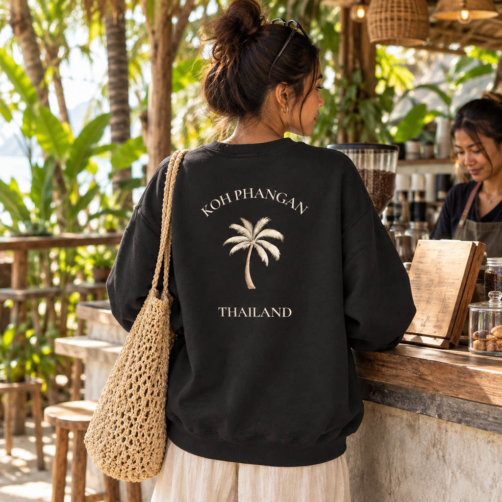Bio Oversize Sweatshirt mit Koh Phangan Mini Palm Backprint im tropischen Café auf Koh Phangan