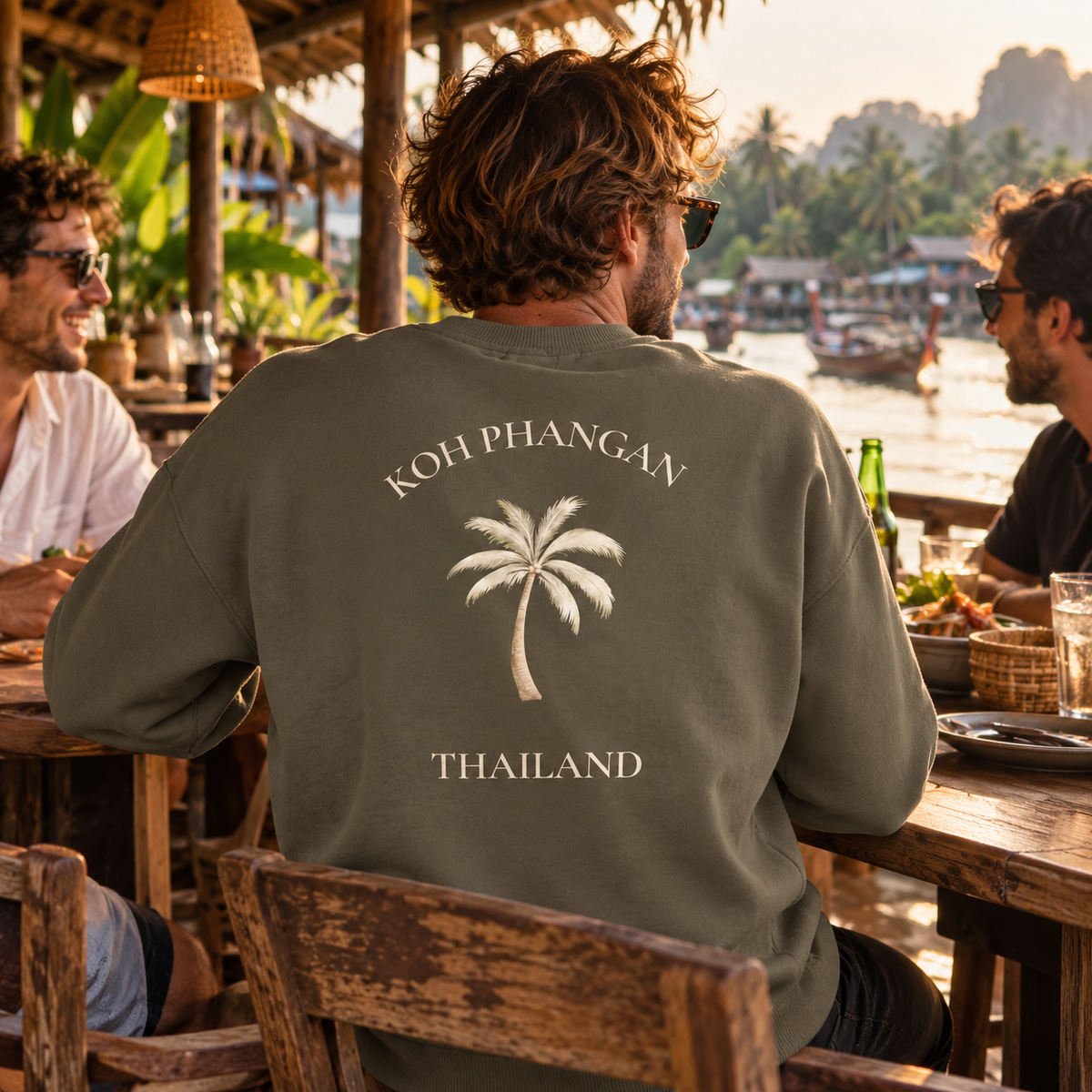 Bio Oversize Sweatshirt mit Koh Phangan Mini Palm Rückenmotiv bei einem thailändischen Restaurantbesuch mit Freunden