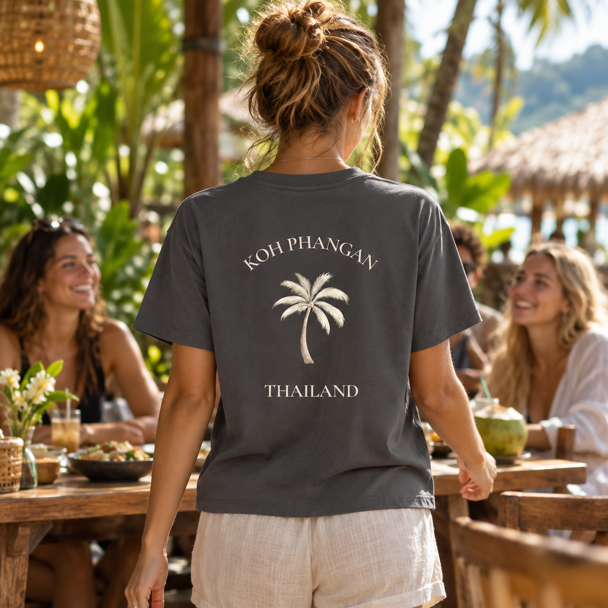 Damen Bio T-Shirt mit Koh Phangan Mini Palm Rückenmotiv in einem tropischen Gartenrestaurant