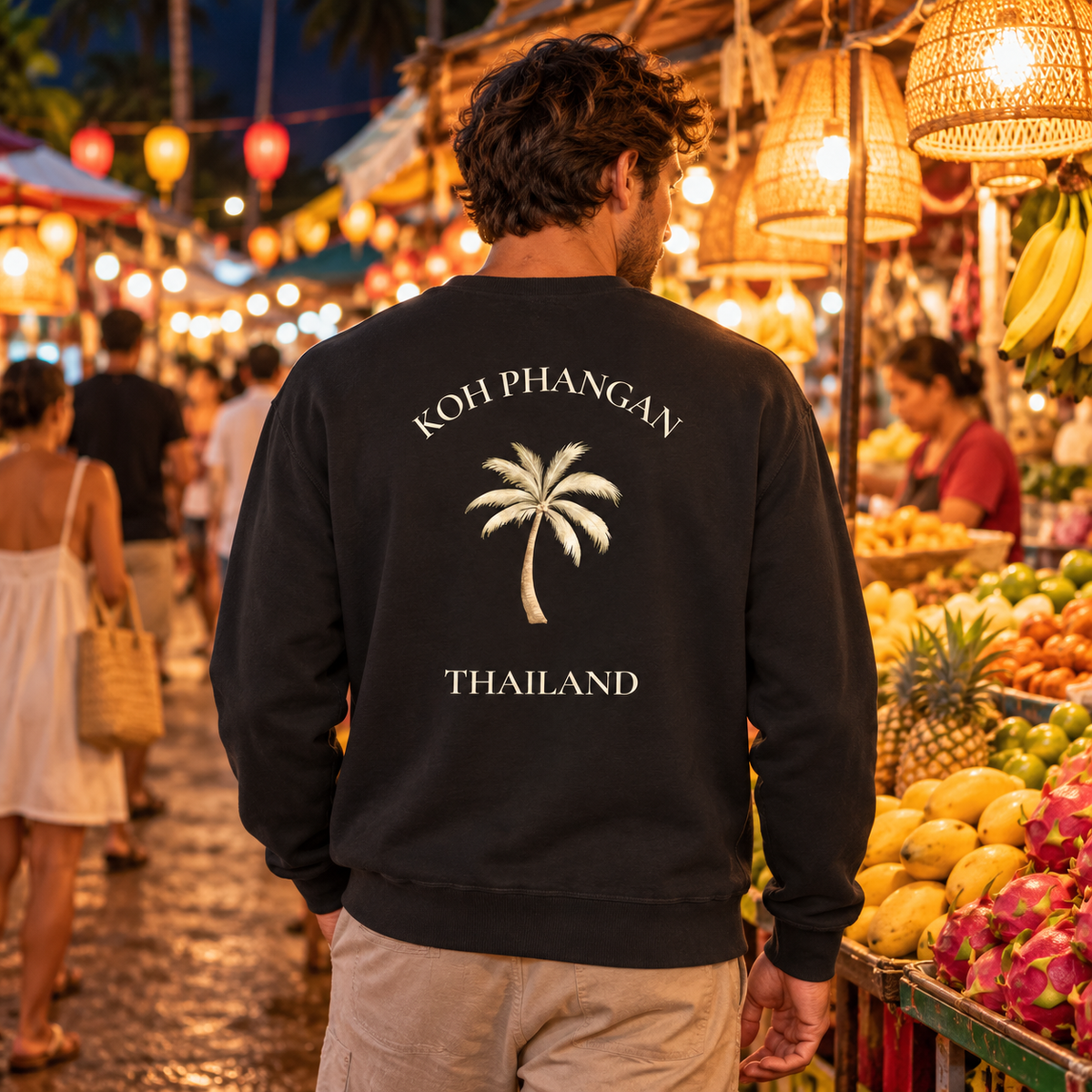 Bio Unisex Sweatshirt mit Koh Phangan Mini Palm Backprint auf einem thailändischen Nachtmarkt