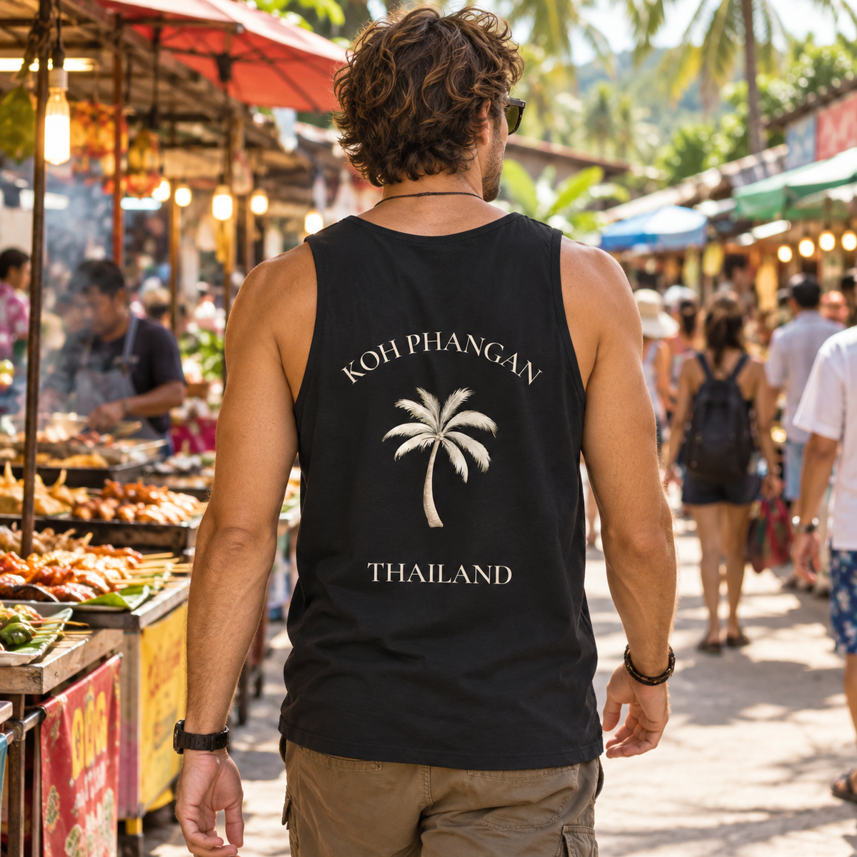 Bio Tank Top mit Koh Phangan Mini Palm Backprint auf einem thailändischen Tagesmarkt