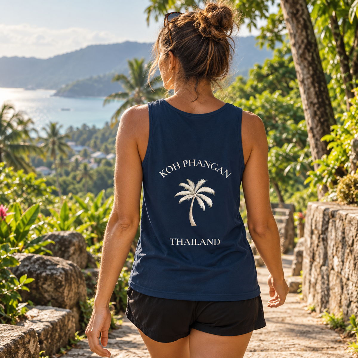 Bio Tank Top mit Koh Phangan Mini Palm Rückenmotiv bei einem Spaziergang im tropischen Park