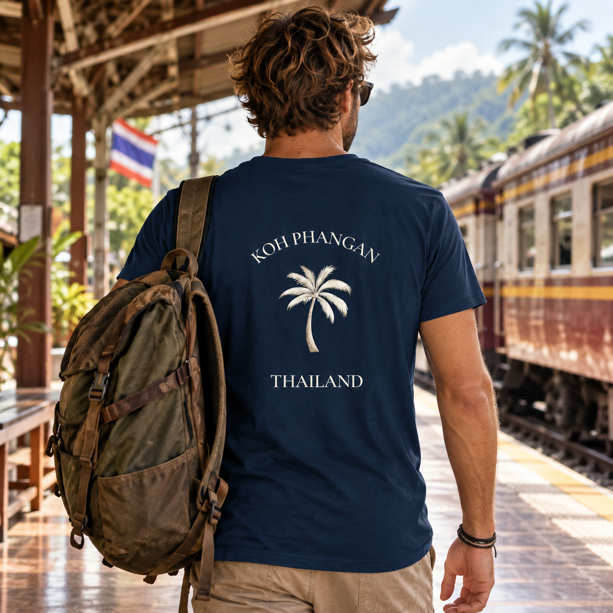 Herren Bio V-Neck Shirt mit Koh Phangan Mini Palm Rückenmotiv auf einem thailändischen Bahnsteig