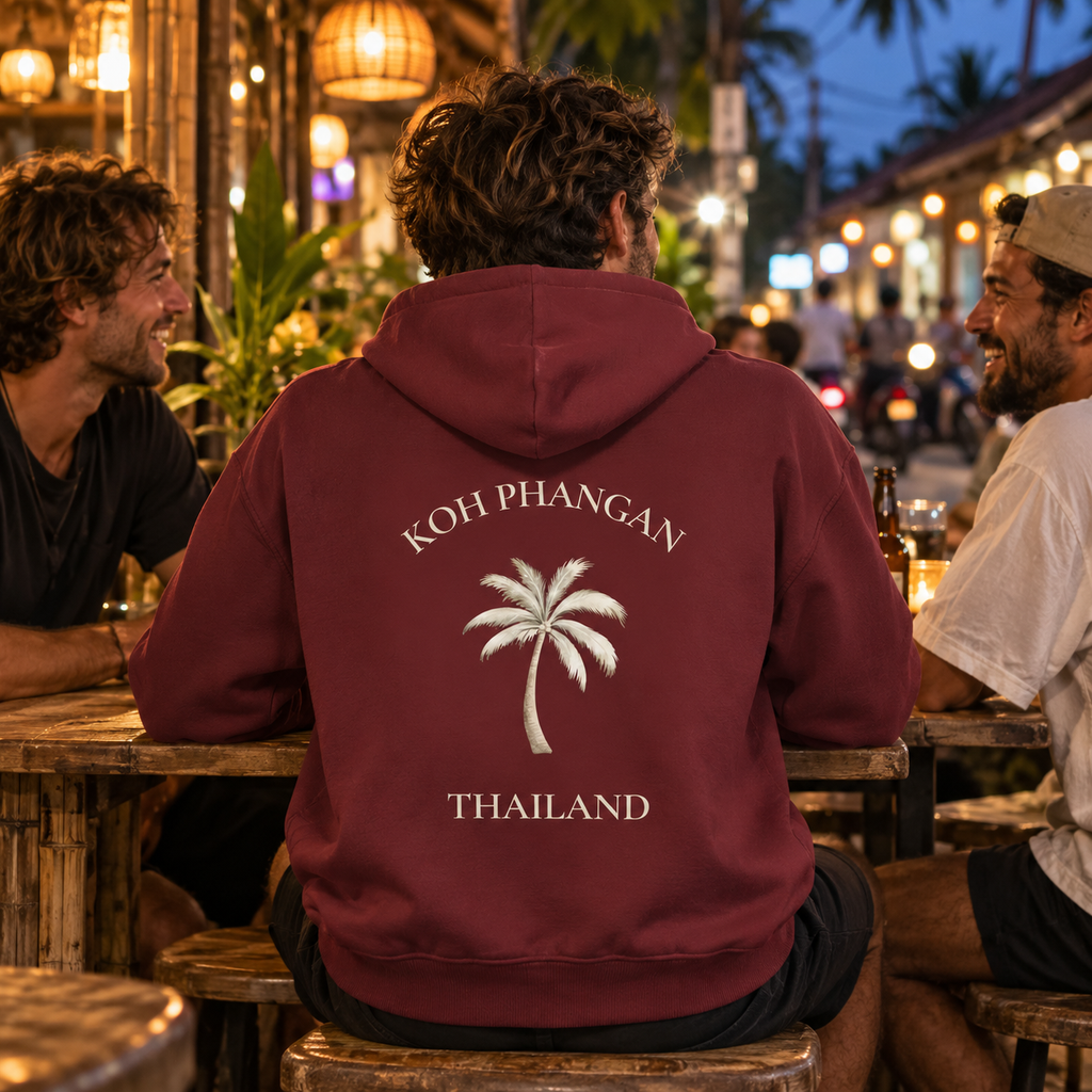 Bio Side Pocket Hoodie mit Koh Phangan Mini Palm Rückenmotiv in einem thailändischen Straßencafé am Abend