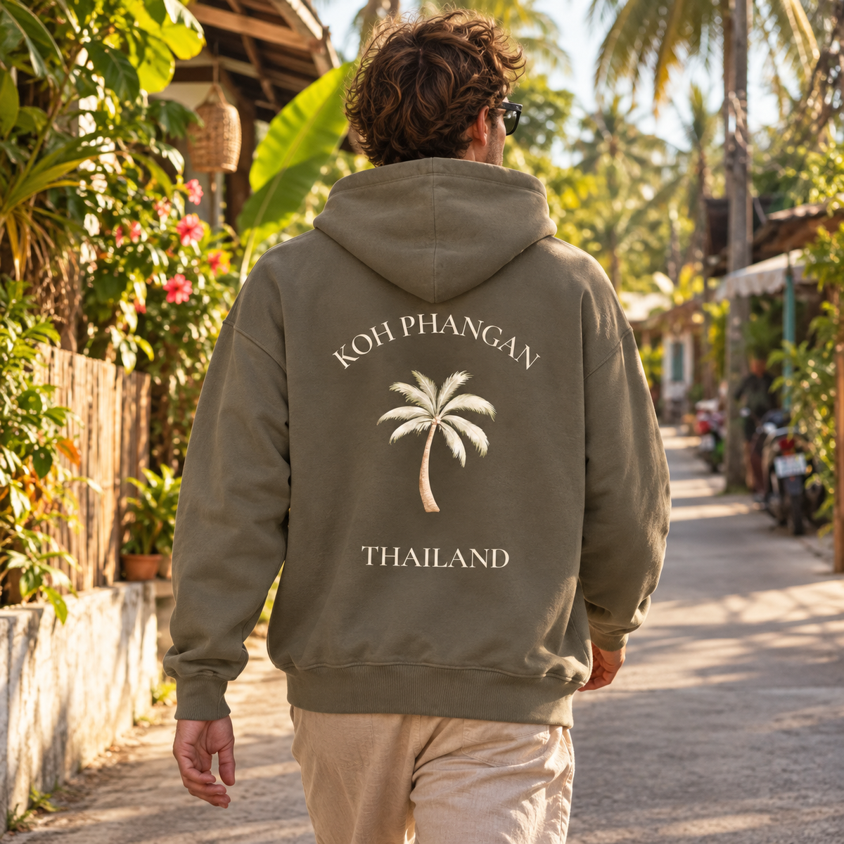 Bio Oversize Hoodie mit Koh Phangan Mini Palm Backprint auf einer tropischen Inselstraße