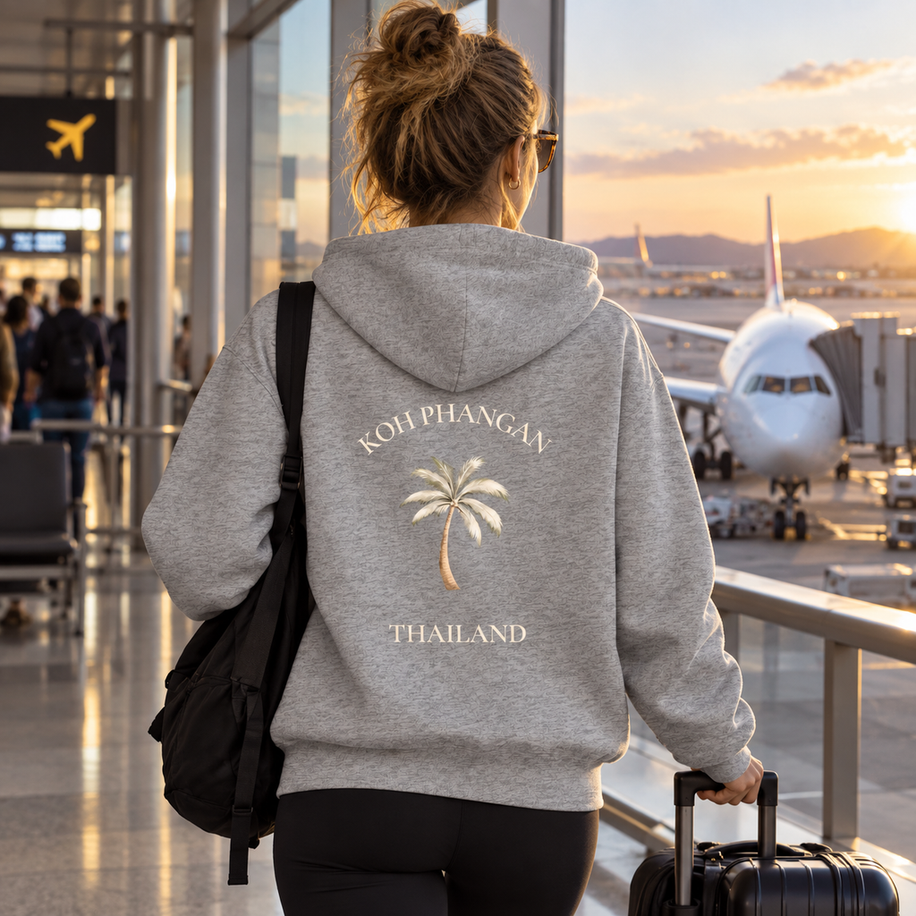 Bio Hoodie mit Koh Phangan Mini Palm Rückenmotiv am Flughafen mit Reisegepäck