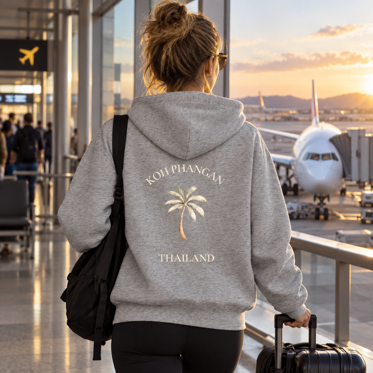 Bio Hoodie mit Koh Phangan Mini Palm Rückenmotiv am Flughafen mit Reisegepäck