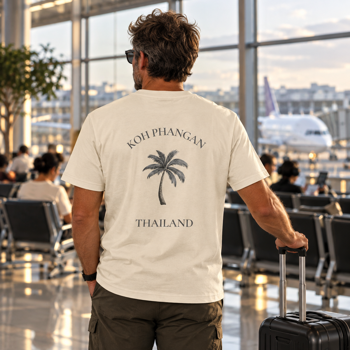 Bio Heavy T-Shirt in Natural Raw mit Koh Phangan Mini Palm Rückenprint am Flughafen