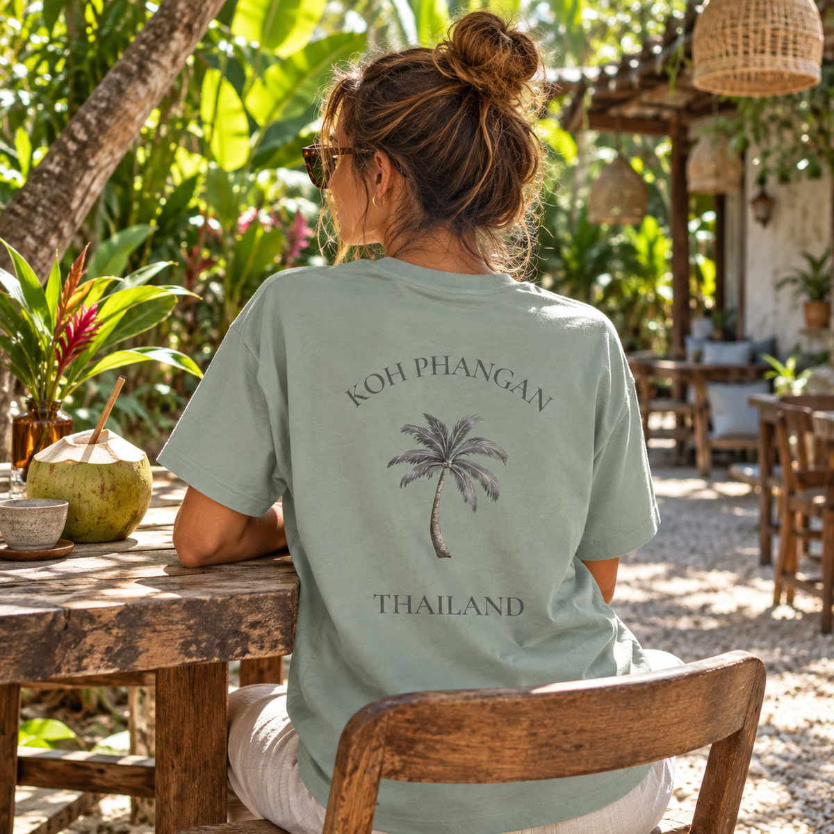 Bio Heavy T-Shirt in Aloe mit Koh Phangan Mini Palm Rückenprint in einem thailändischen Café