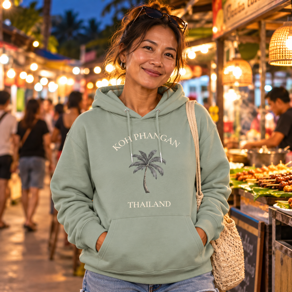 Bio Hoodie in Aloe mit Koh Phangan Palmen-Frontprint auf einem thailändischen Abendmarkt