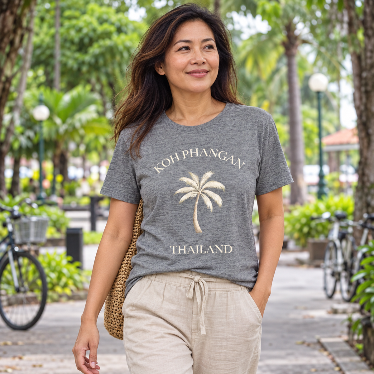 Unisex Bio T-Shirt in Mid Heather Grey mit Koh Phangan Mini Palm Frontprint im thailändischen Park
