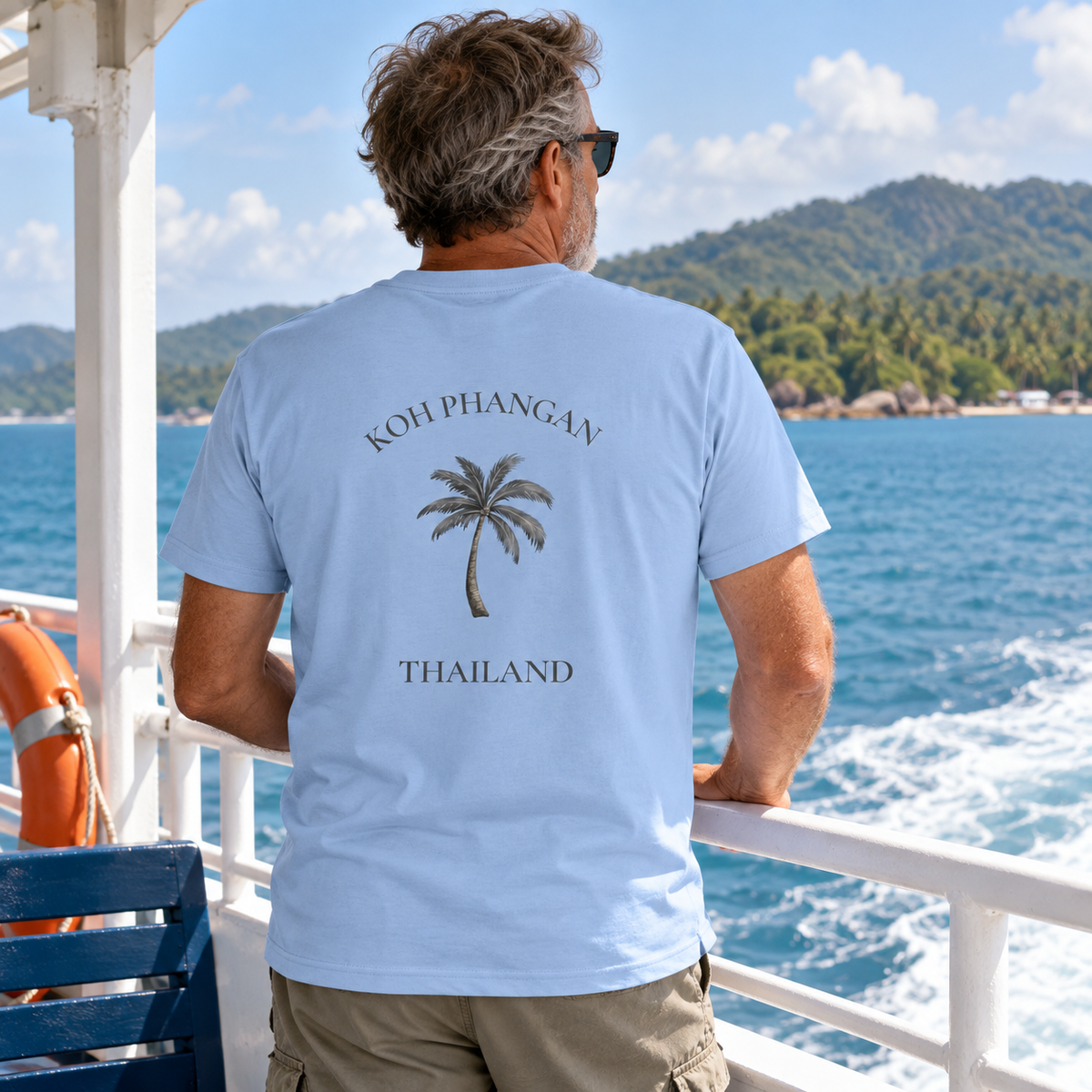 Mann im Blue Soul Bio T-Shirt mit Koh Phangan Mini Palm Backprint auf einer Fähre in Thailand