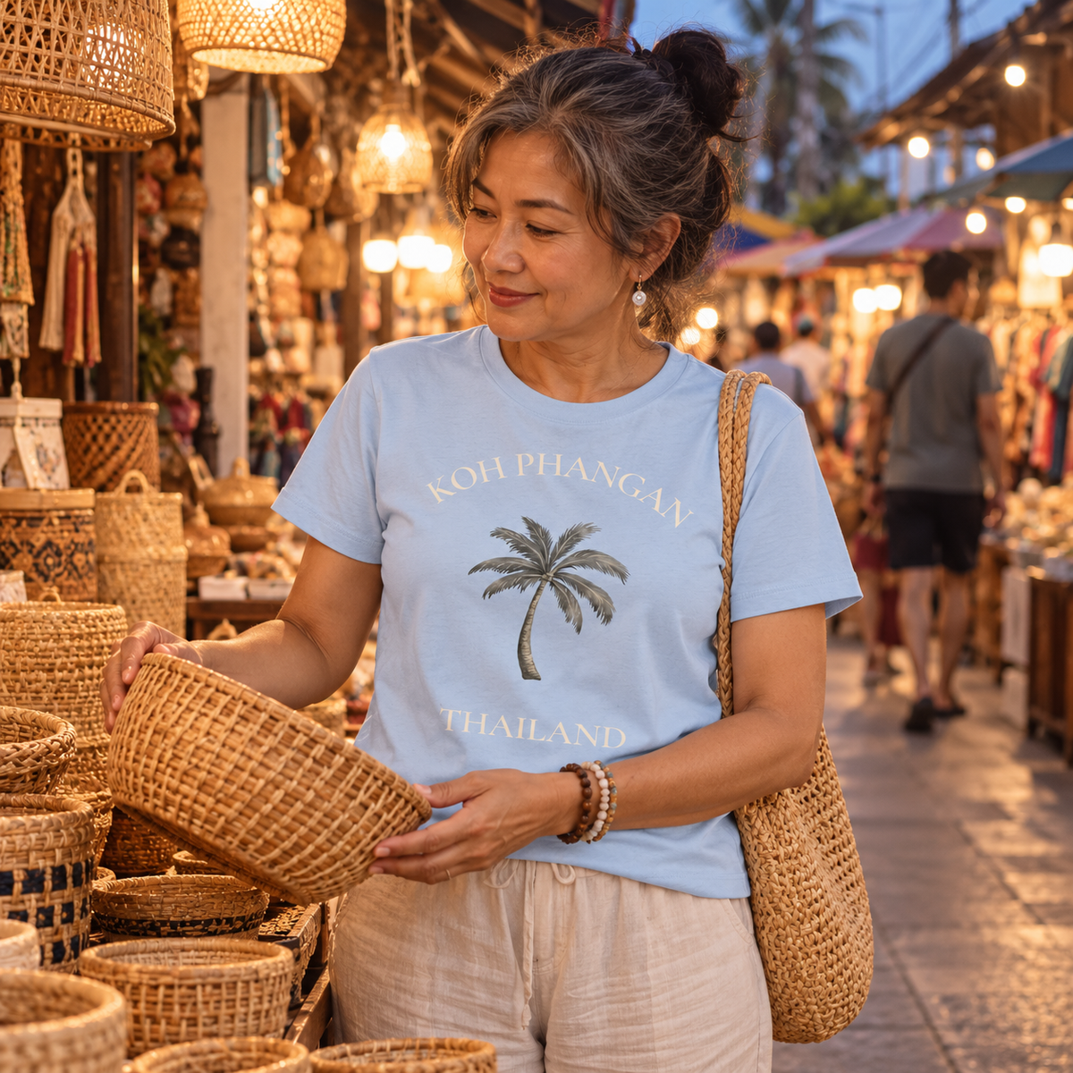 Damen Bio T-Shirt in Blue Soul mit Koh Phangan Palmen-Frontprint auf einem thailändischen Markt