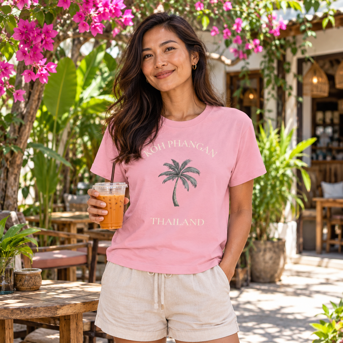 Damen Bio T-Shirt in Cotton Pink mit Koh Phangan Mini Palm Frontprint im tropischen thailändischen Café