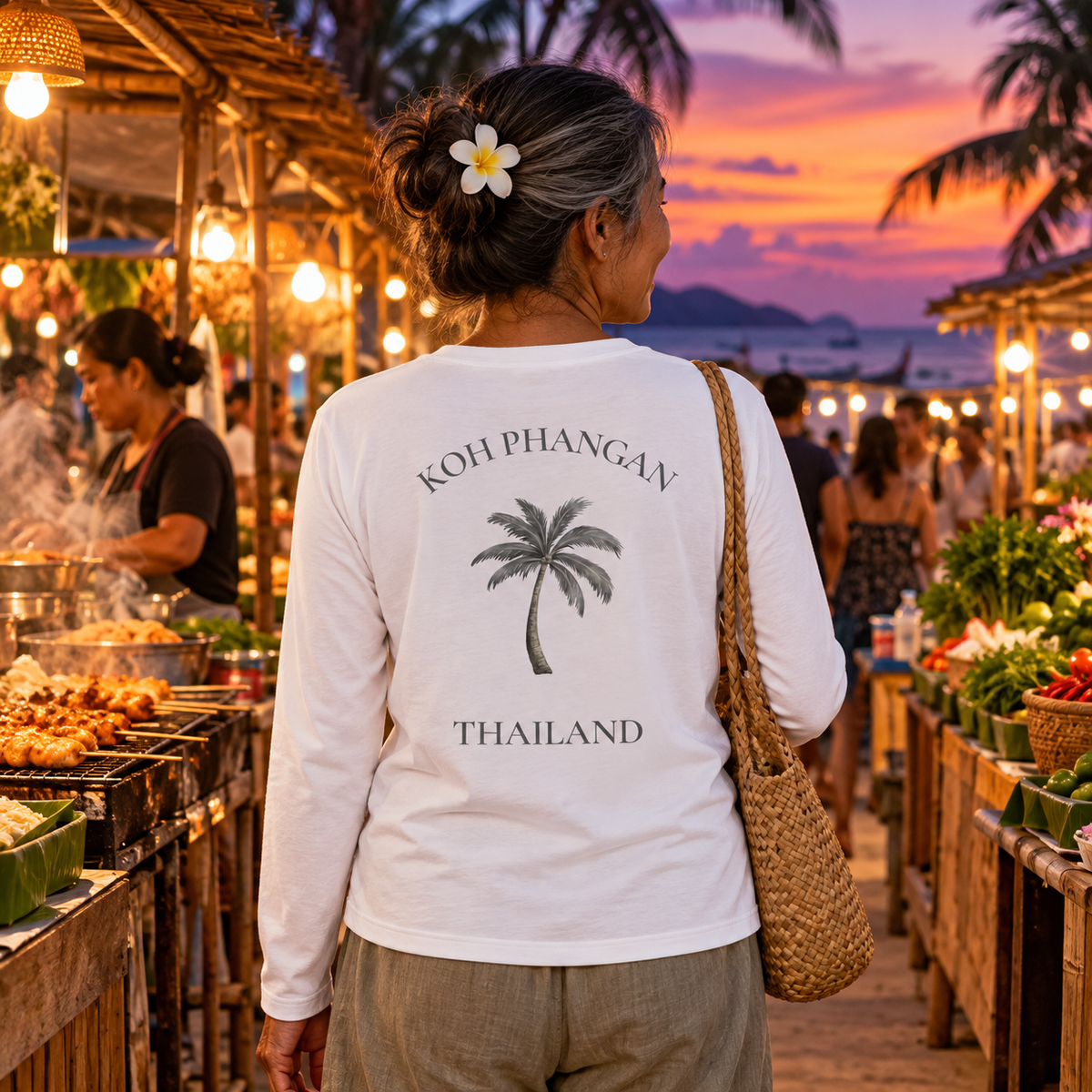 Damen Bio Longsleeve in Weiß mit Koh Phangan Mini Palm Rückenprint auf einem thailändischen Abendmarkt