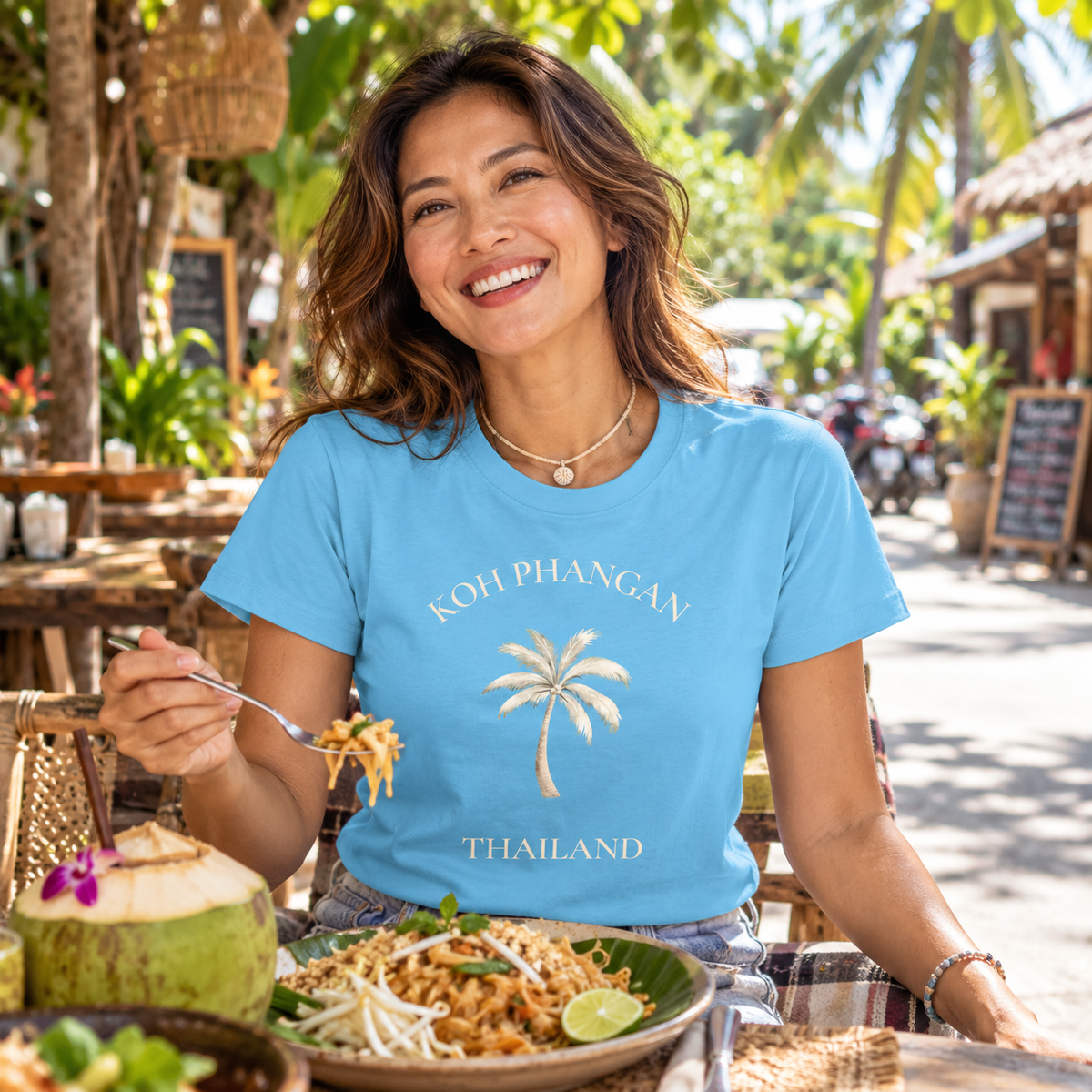 Damen Bio T-Shirt in Aqua Blue mit Koh Phangan Mini Palm Frontprint beim Essen in Thailand
