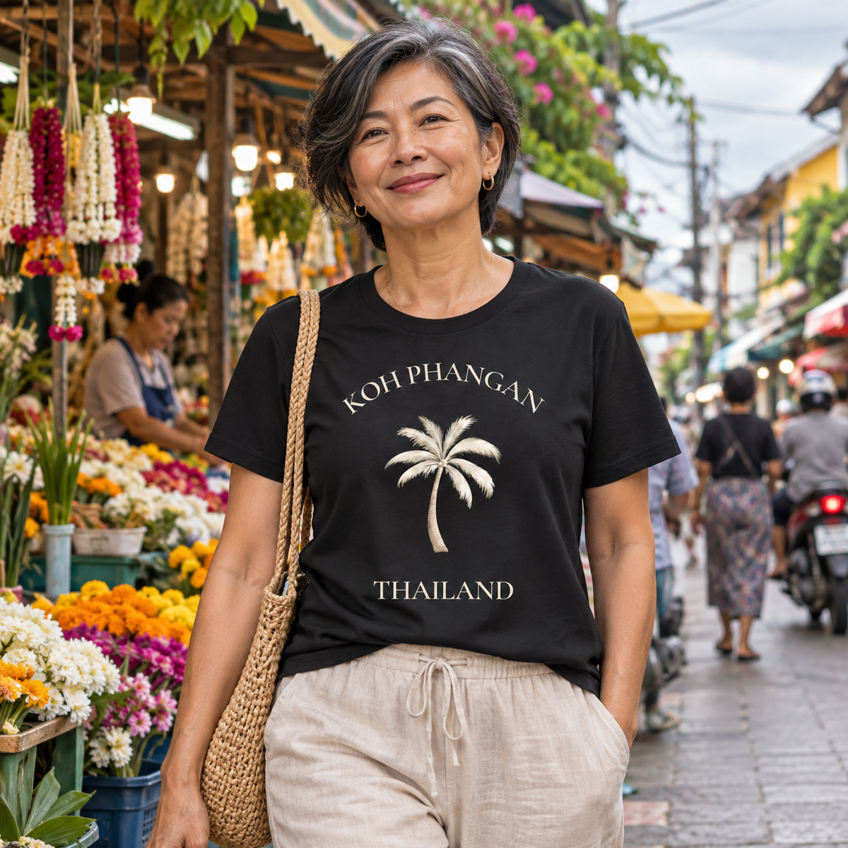 Schwarzes Damen Bio T-Shirt mit Koh Phangan Palmen-Frontprint an einem thailändischen Blumenmarkt