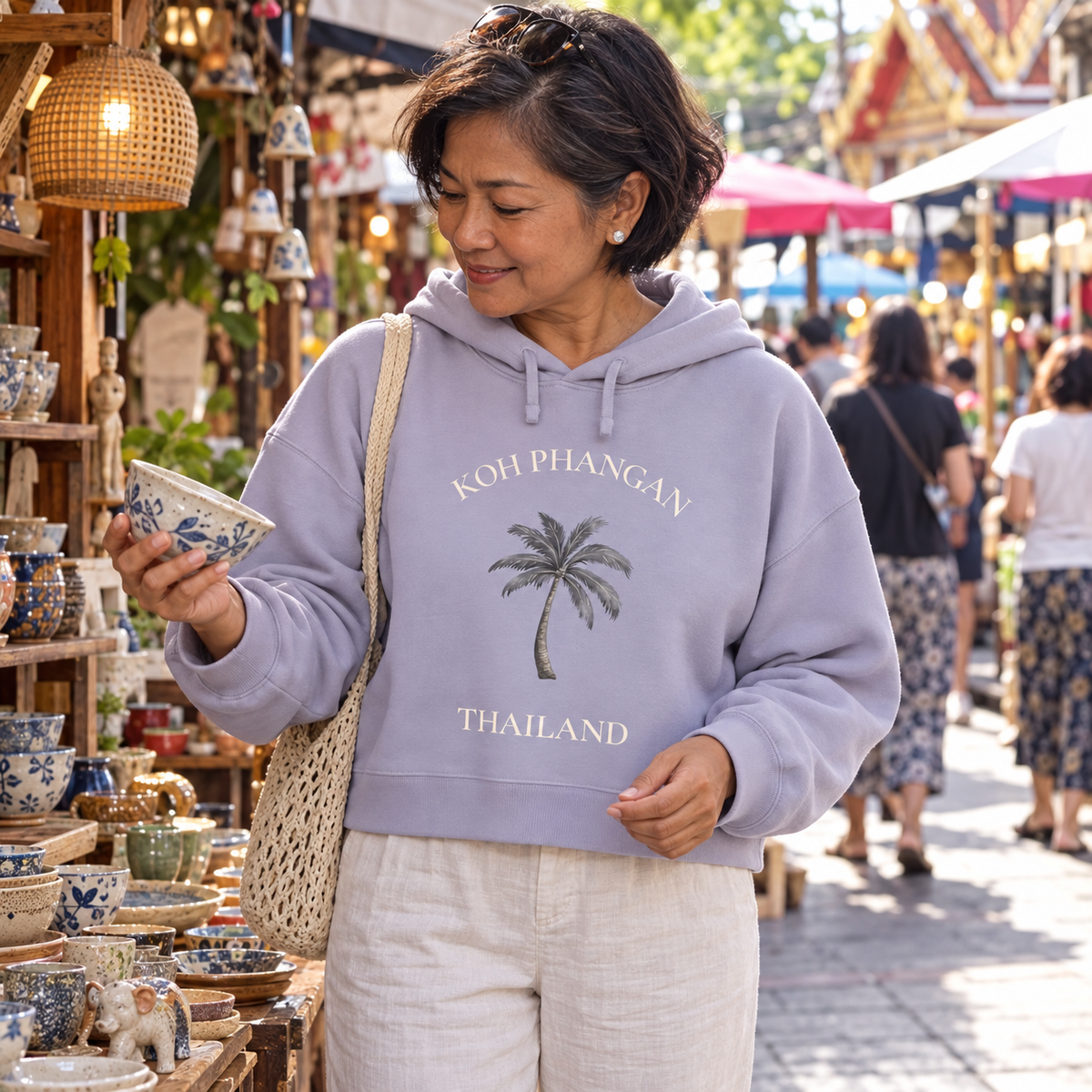 Lavendelfarbener Damen Bio Boxcut Hoodie mit Koh Phangan Palmenmotiv vorne am thailändischen Keramikmarkt