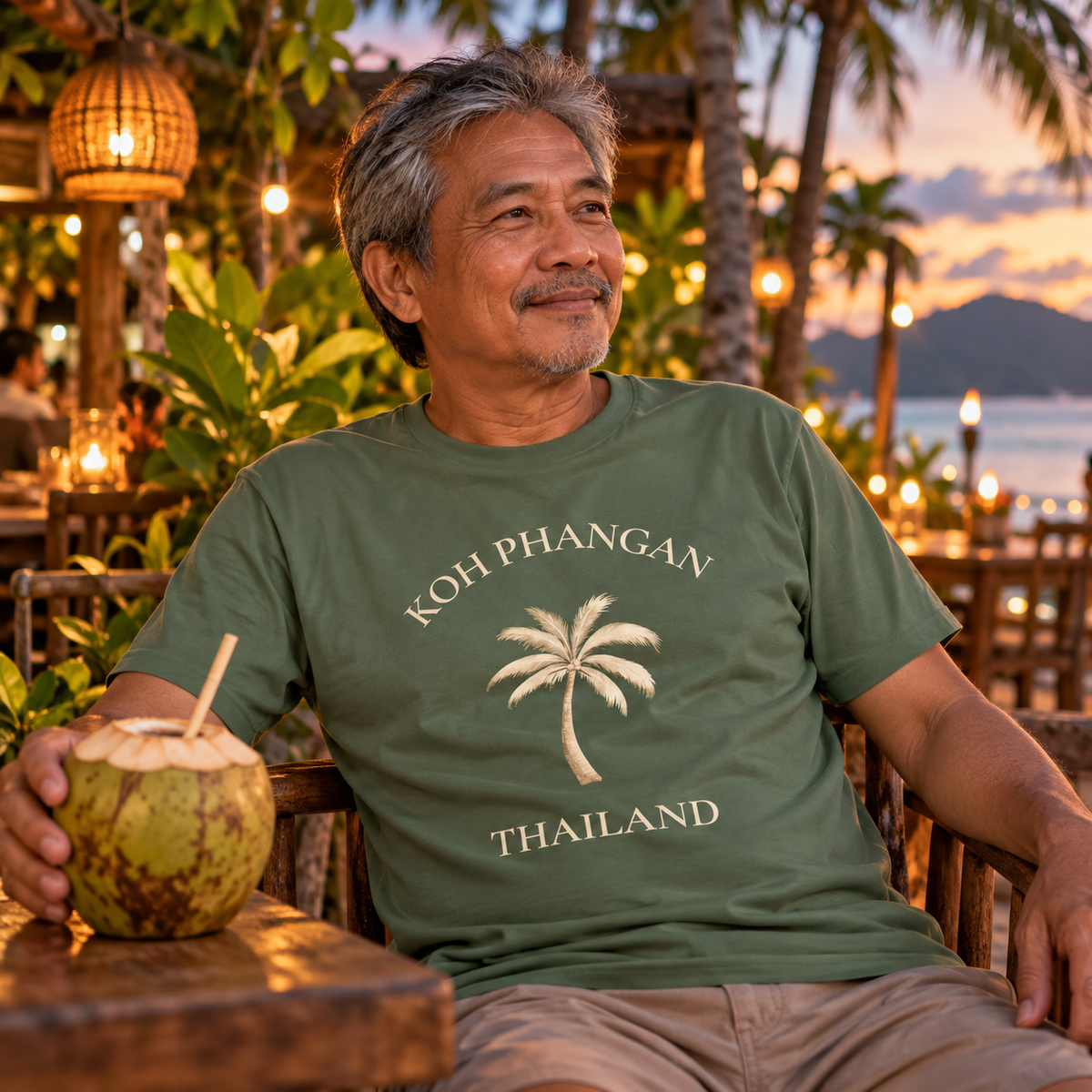 Essential T-Shirt in Military Green mit Koh Phangan Mini Palm Frontprint in einem thailändischen Restaurant