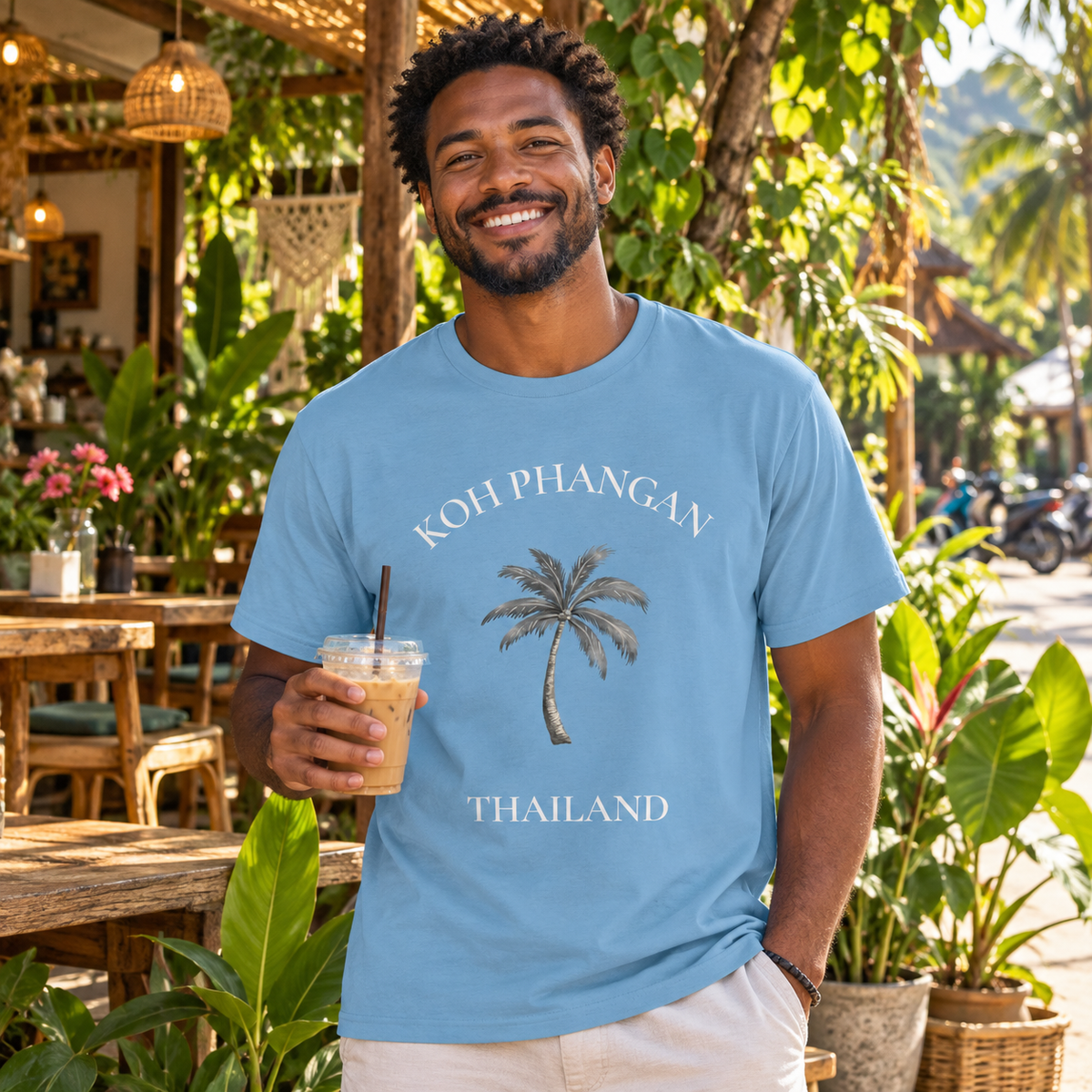Essential T-Shirt in Carolina Blue mit Koh Phangan Mini Palm Frontprint an einem thailändischen Gartencafé