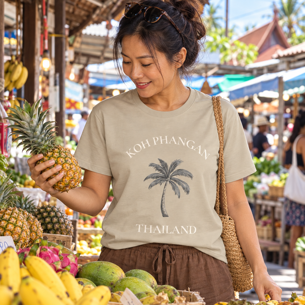 Essential T-Shirt in Sand mit Koh Phangan Mini Palm Frontprint auf einem thailändischen Markt