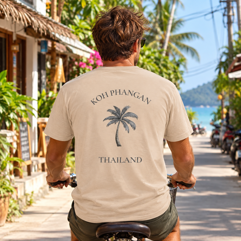 Essential T-Shirt in Natural mit Koh Phangan Mini Palm Rückenprint beim Radfahren in Thailand