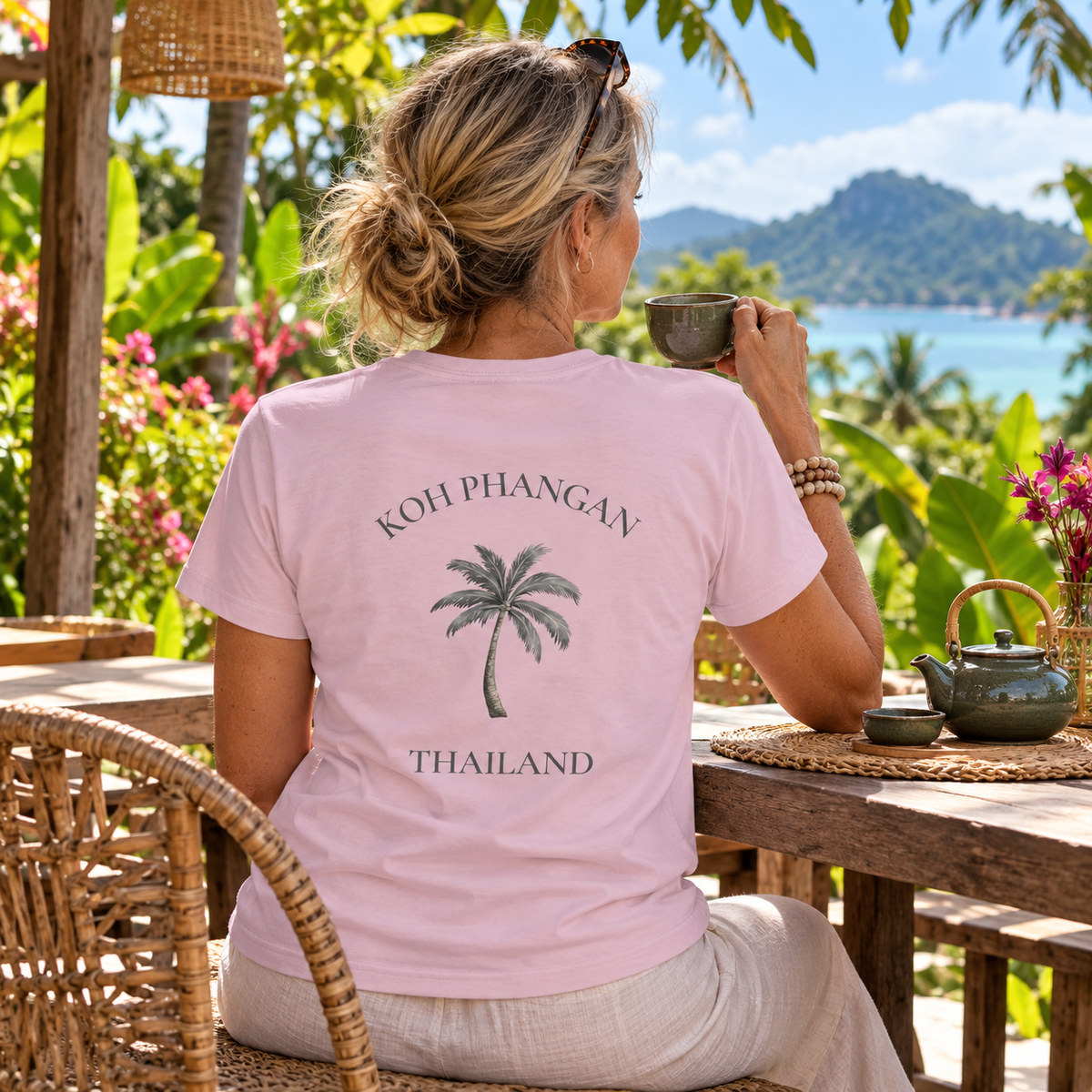 Essential T-Shirt in Light Pink mit Koh Phangan Mini Palm Rückenprint in einem thailändischen Gartencafé