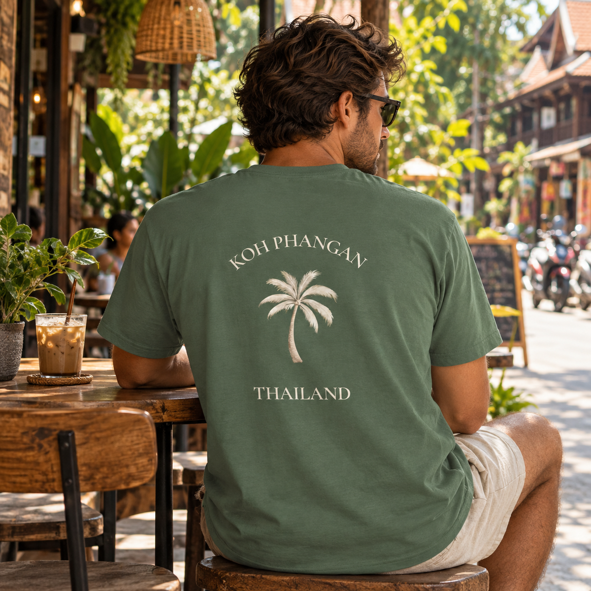 Heavy Cotton T-Shirt in Military Green mit Koh Phangan Mini Palm Backprint im thailändischen Straßencafé