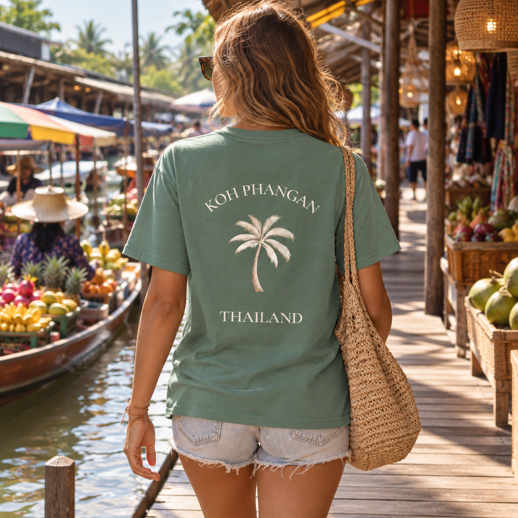 Heavy Cotton T-Shirt in Military Green mit Koh Phangan Mini Palm Rückenmotiv auf einem thailändischen Marktsteg