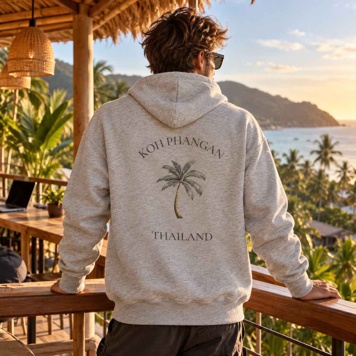 Bio Side Pocket Hoodie in Heather Grey mit Koh Phangan Mini Palm Backprint auf einer tropischen Terrasse