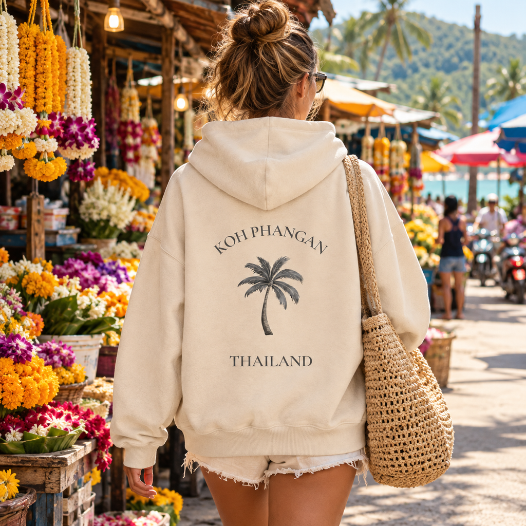Bio Oversize Hoodie in Natural Raw mit Koh Phangan Mini Palm Backprint auf einem thailändischen Blumenmarkt