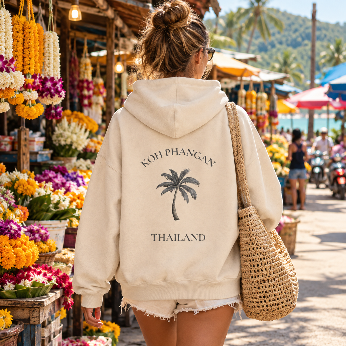 Bio Oversize Hoodie in Natural Raw mit Koh Phangan Mini Palm Backprint auf einem thailändischen Blumenmarkt