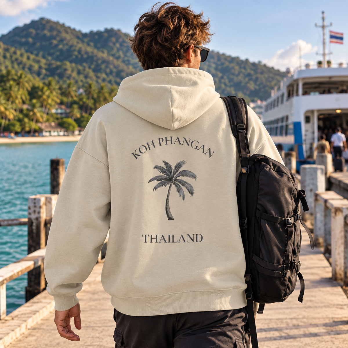 Bio Oversize Hoodie in Natural Raw mit Koh Phangan Mini Palm Rückenprint an einem Inselfähranleger