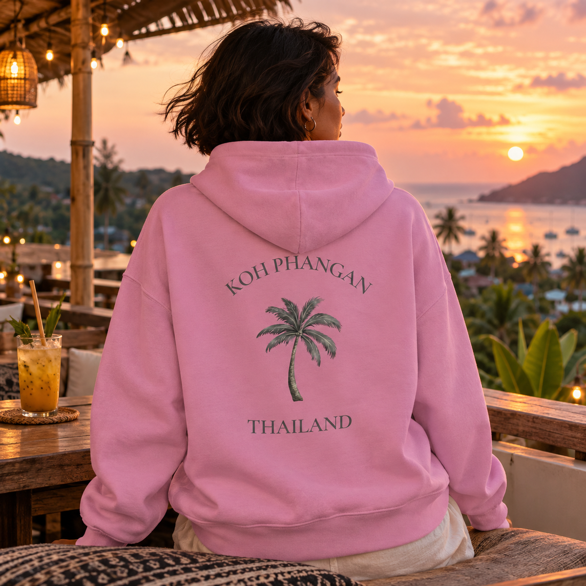 Damen Bio Boxcut Hoodie in Bubble Pink mit Koh Phangan Mini Palm Backprint in einem Rooftop-Café