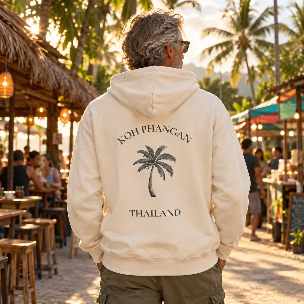 Bio Hoodie in Natural Raw mit Koh Phangan Mini Palm Backprint in einem thailändischen Streetfood-Hof
